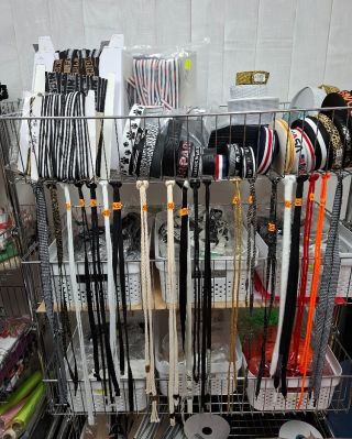 Designova GALANTERIE pro Vaše tvoření ✂️🪡🧵 ➡️ LAMPASY, PORTY ➡️ designové ŠNŮRKY ➡️ GUMY s textem a s lurexem ➡️...