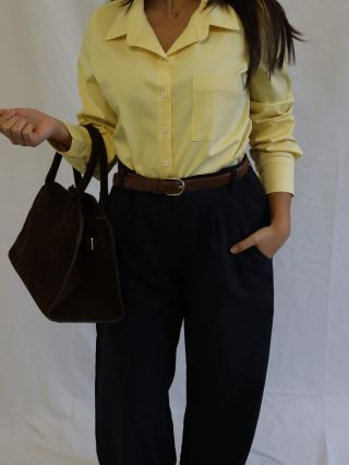 Stylizace žluté a tmavě modré barvy 🌼🫐 #českávýroba #žlutá #naivyblue